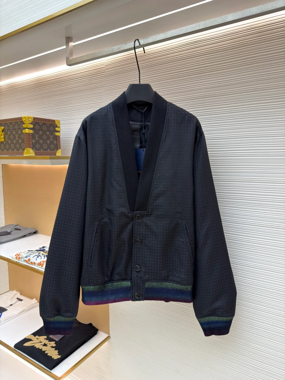 LOUIS VUITTON Sheep Wool Cardigan Tunic Jacket ●Original version: Purchased and developed for 22000 ●Item number: 1681142-C00 ●Fabric: wool blended fabric ●Technology: High-temperature rhinestone production ●Version: Fitted version ●Weight: about 735 grams ●Size: 48-50-52-54 ●Description: 22,000 purchased and developed, 50-count wool blended jacquard fabric, gradient flat machine rib, rayon lining, positioning cutting bed, high-temperature hot drilling, customized 1:1 buttons, customized 1:1 chain, customized 1:1 trademark. The overall wiring is straight and delicate, the fabric is comfortable and soft, and the color is consistent without color difference. It can be matched with the same style to create a fashionable look and control various occasions. Customized accessories, complete with three standards, same style for men and women!
